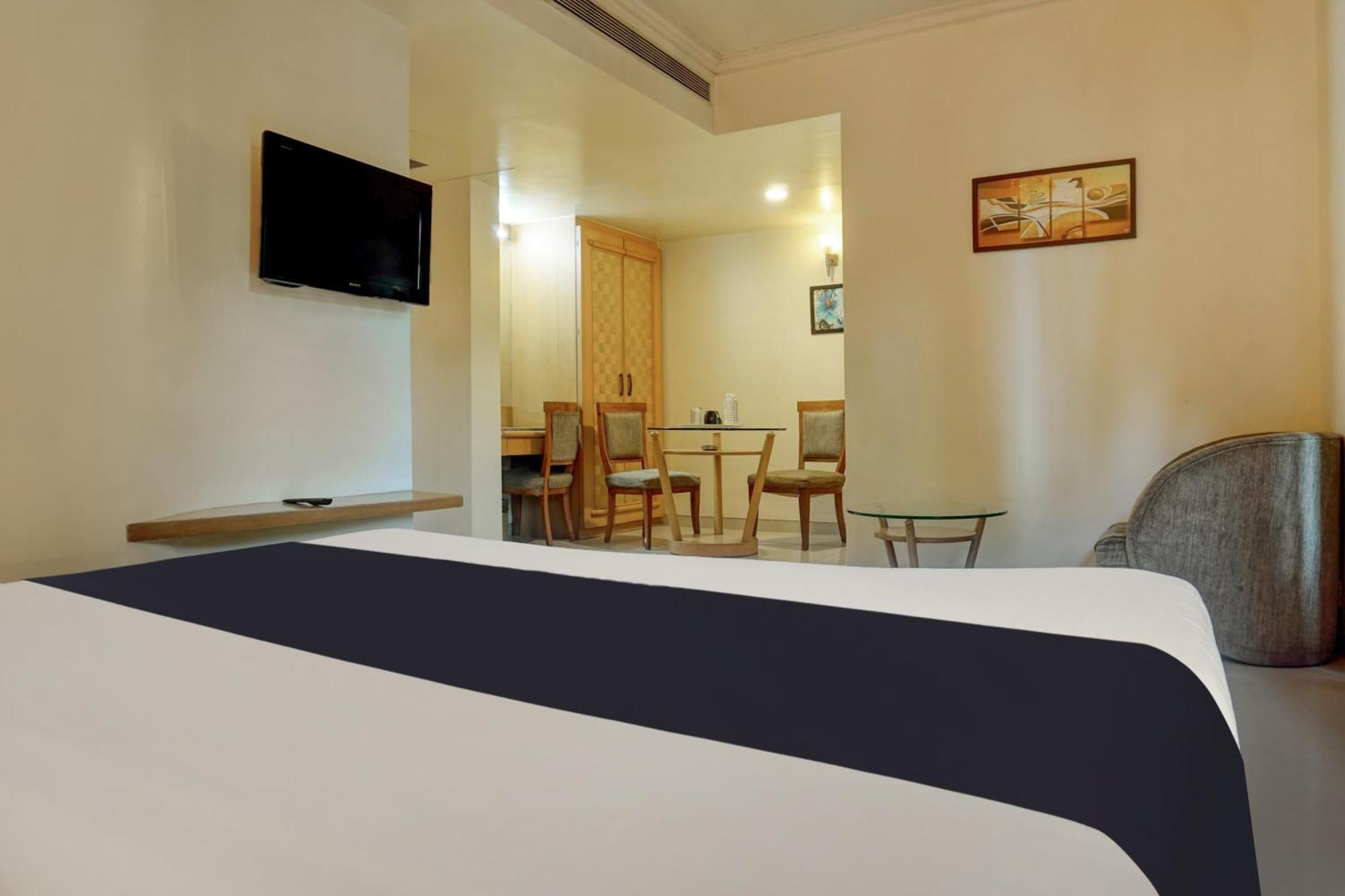 Townhouse Oak Orchard Hotel Pune Bagian luar foto