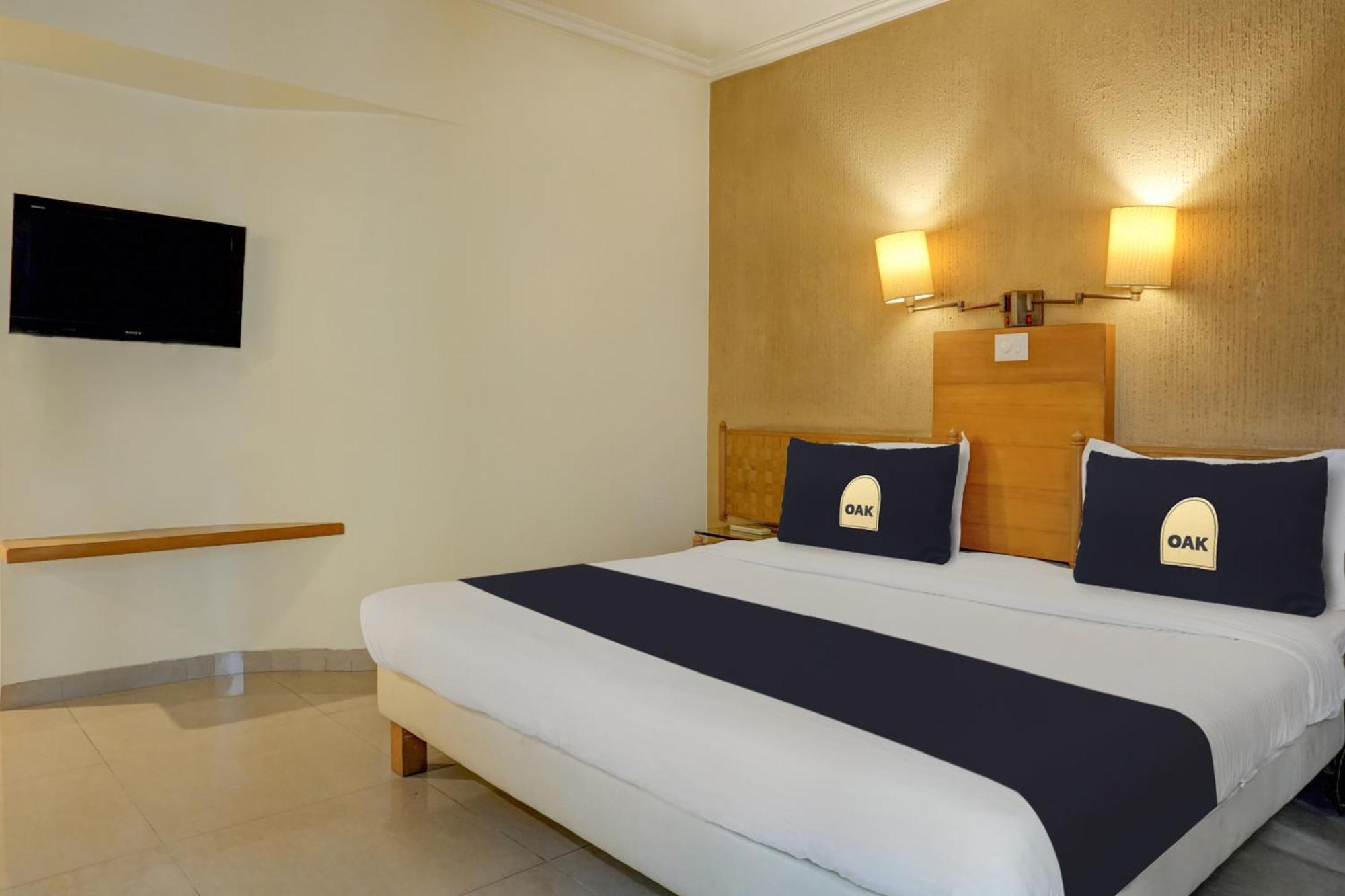 Townhouse Oak Orchard Hotel Pune Bagian luar foto