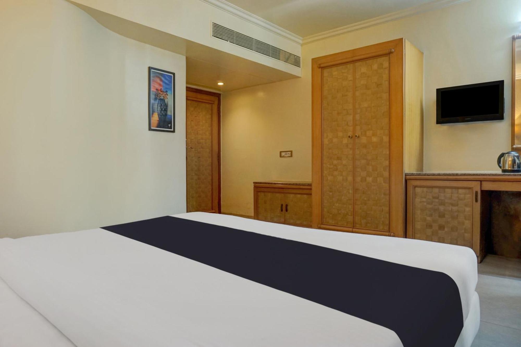 Townhouse Oak Orchard Hotel Pune Bagian luar foto