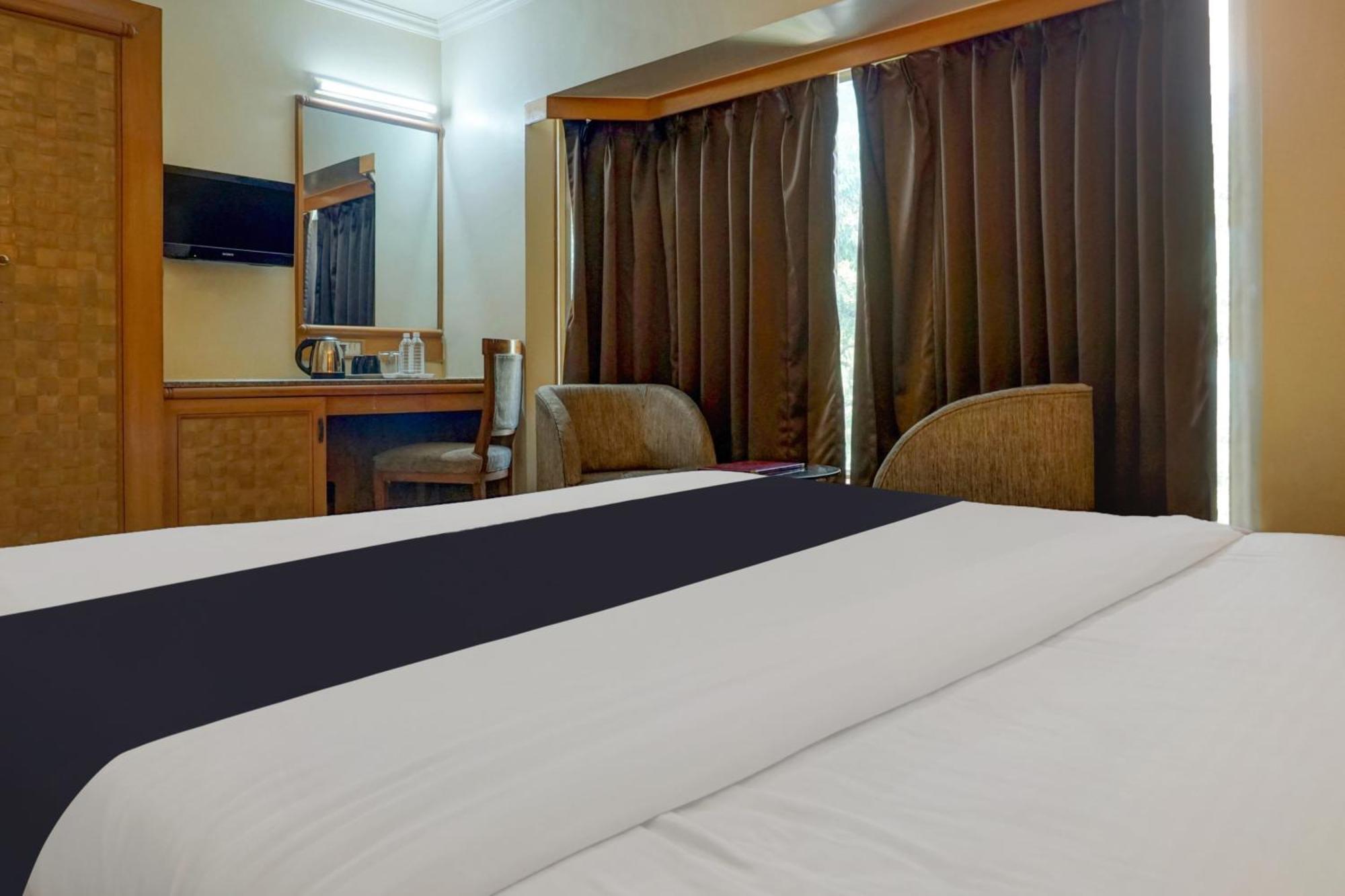 Townhouse Oak Orchard Hotel Pune Bagian luar foto