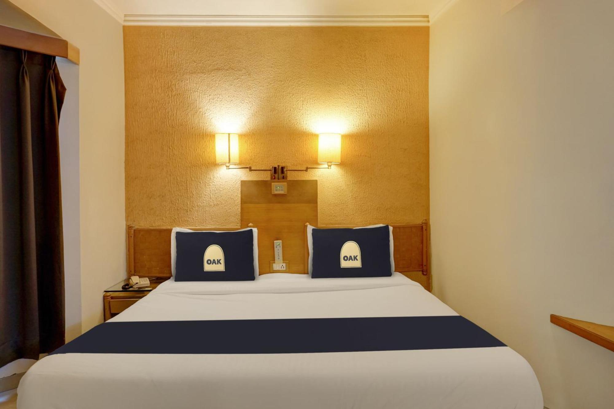 Townhouse Oak Orchard Hotel Pune Bagian luar foto