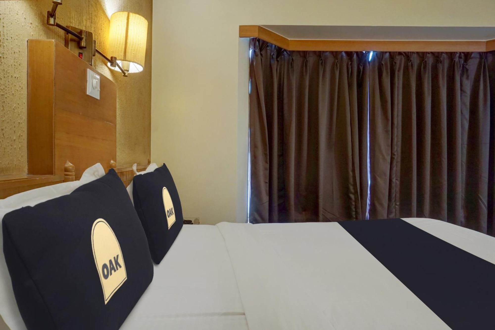 Townhouse Oak Orchard Hotel Pune Bagian luar foto