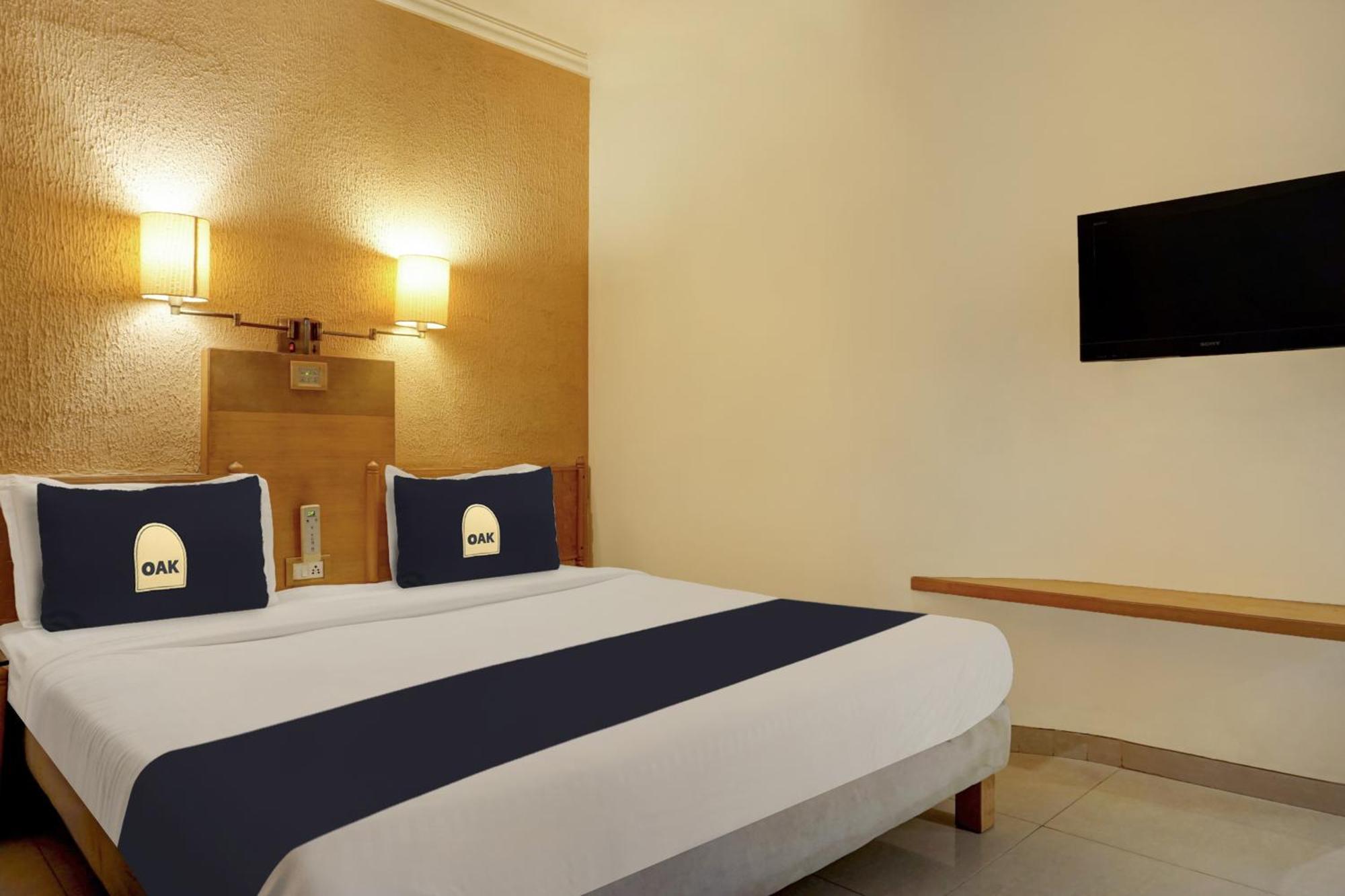 Townhouse Oak Orchard Hotel Pune Bagian luar foto