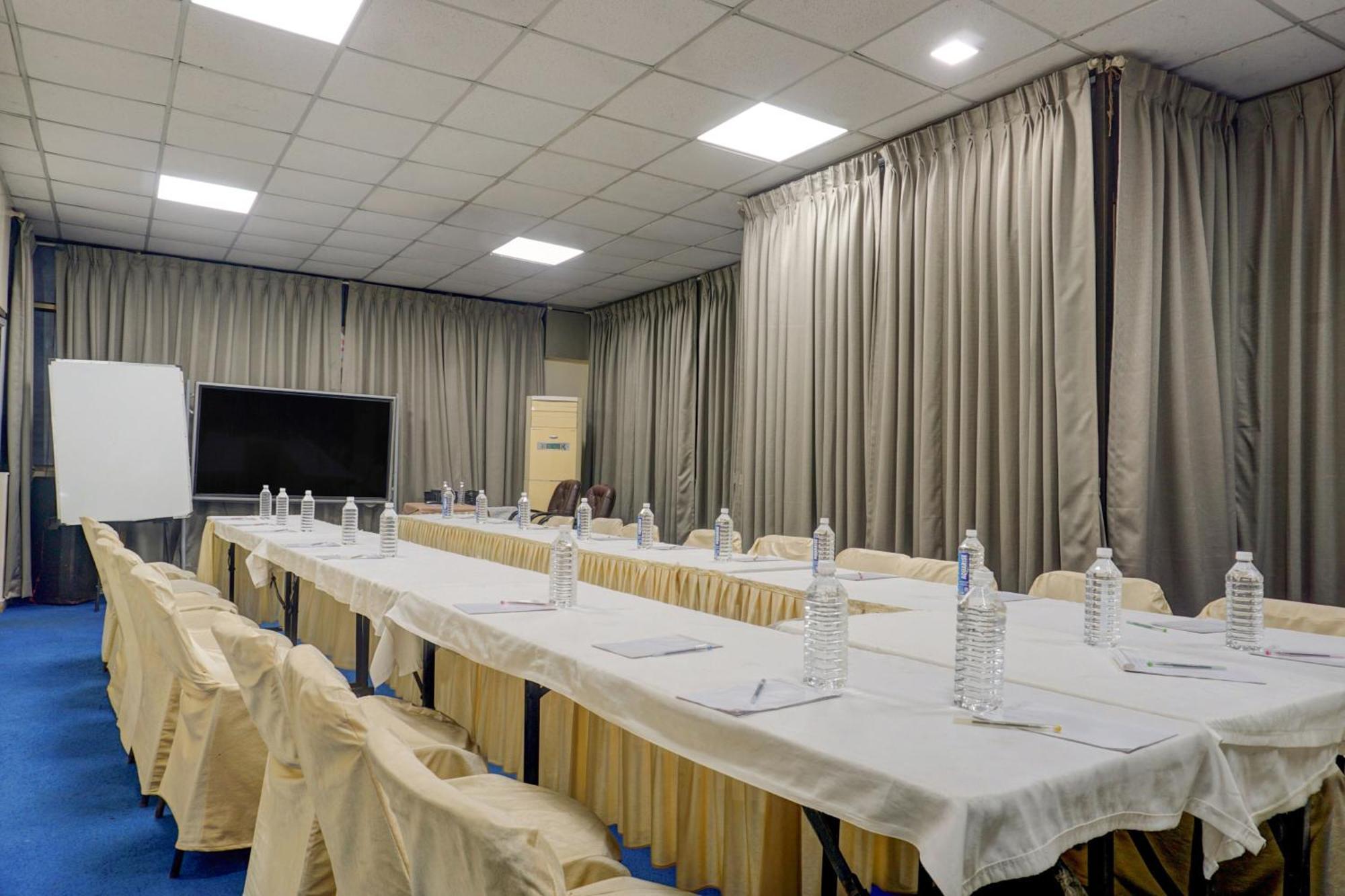 Townhouse Oak Orchard Hotel Pune Bagian luar foto